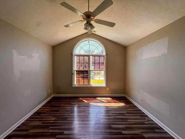 Foto del edificio - Charming 3 Bed 2 Bath Plus Bonus Room in Raeford