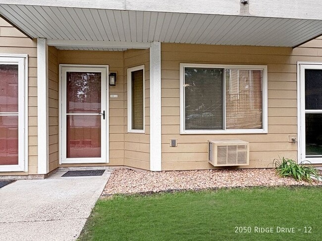 Building Photo - 2050 Ridge Dr
