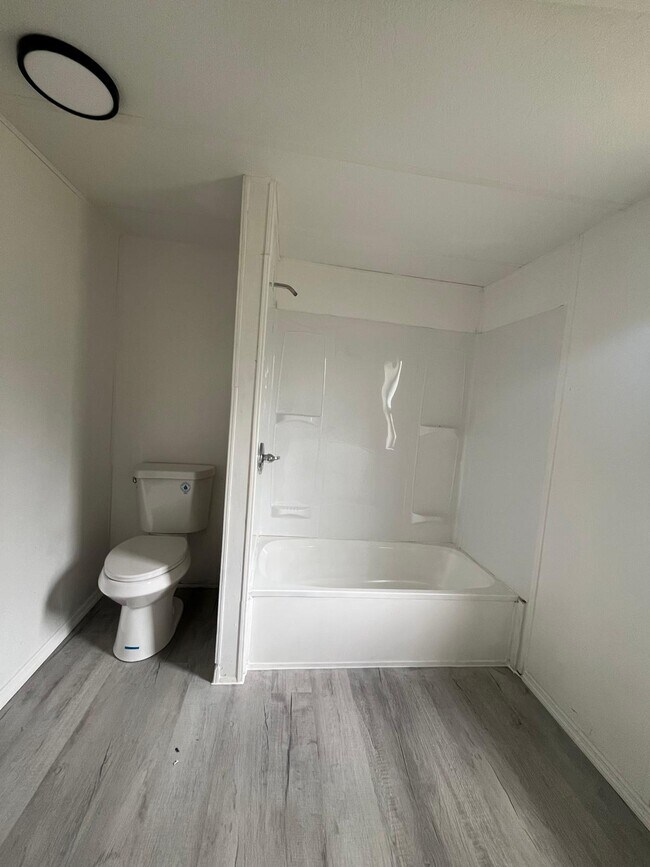 BAÑO 1 - 8834 SE 144th St