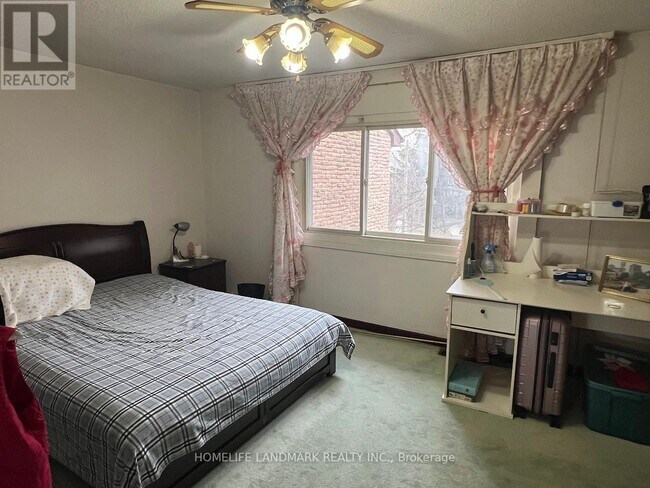 Photo du bâtiment - 100 Burrows Hall Blvd
