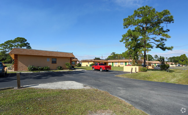 Foto del edificio - Coral Pines Apartments