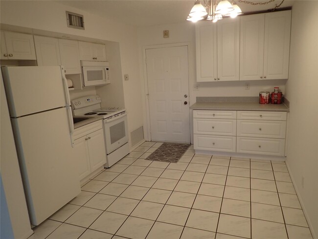 Building Photo - 2700 Riverside Dr