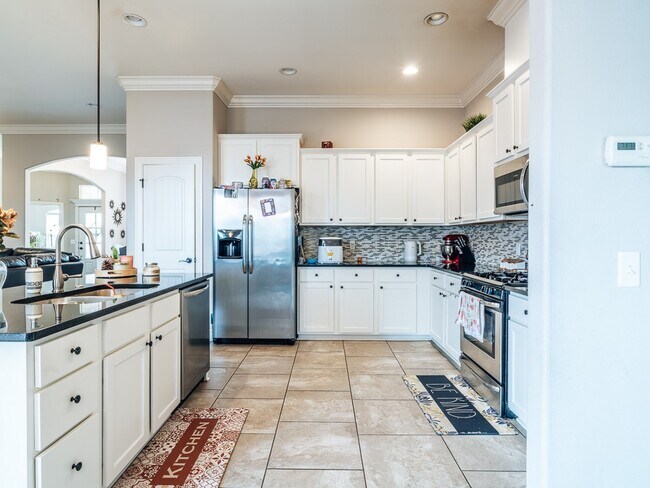 Building Photo - 4204 SW Hollyhock St