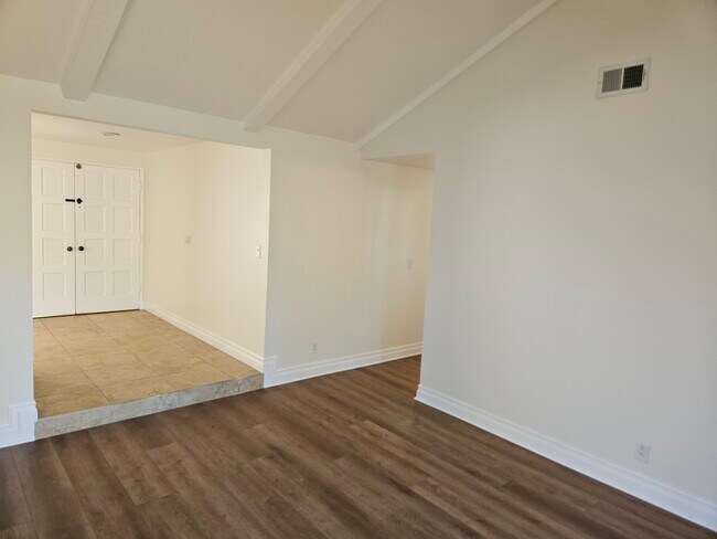 Building Photo - 2525 N Linwood Ave