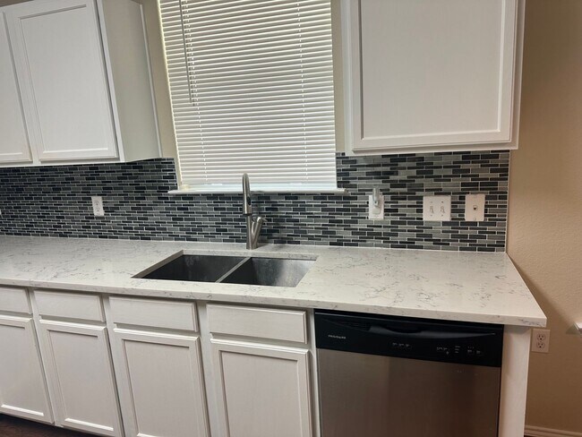 Foto del edificio - Modern 3/BR 2.5/BA Home with Stylish Kitch...