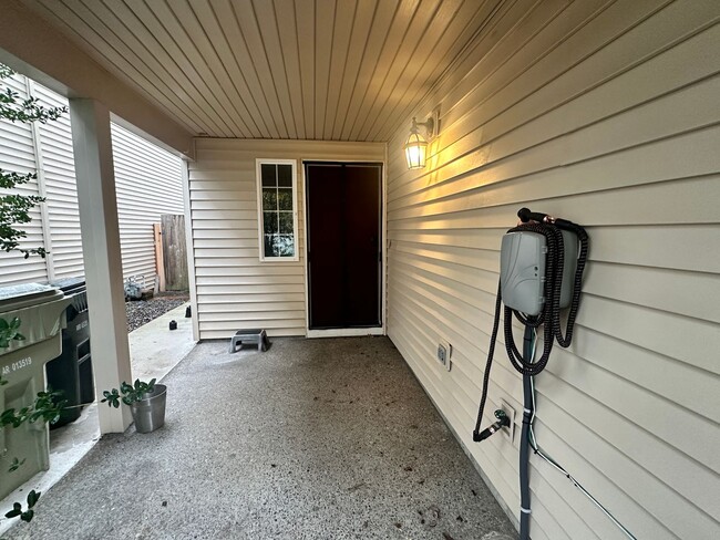 Building Photo - Convenient Beaverton Townhome!