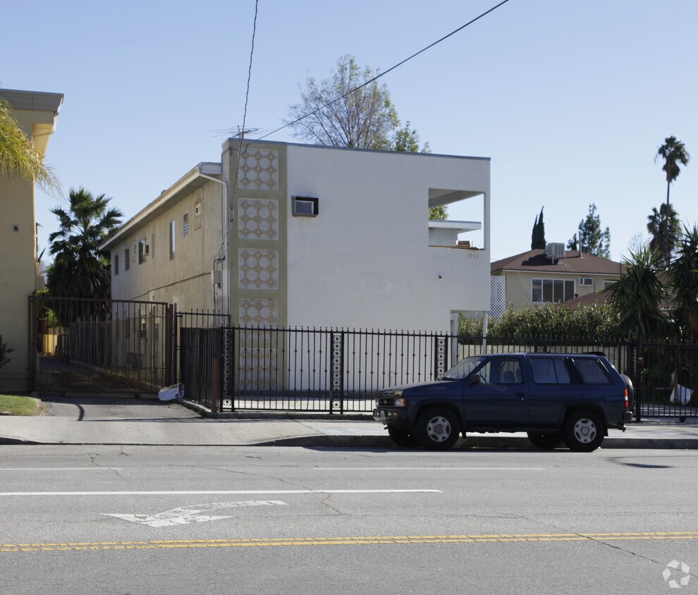 Foto principal - 5942 Whitsett Ave