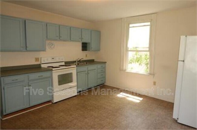 Building Photo - 39 Buell St