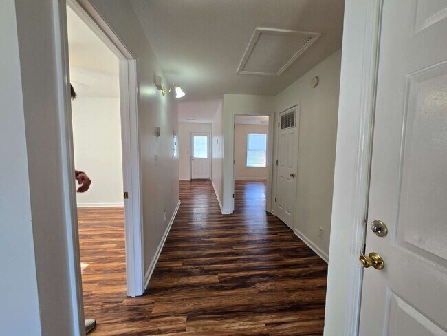 Building Photo - 273 A Executive Ave, Clarksville, TN 37042