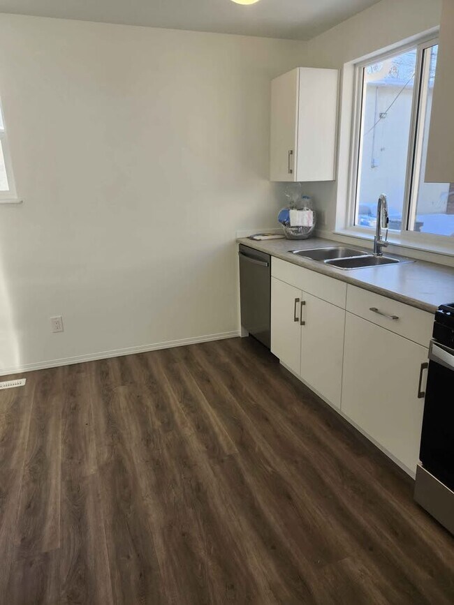 Photo du bâtiment - 11813-11847 47 St NW