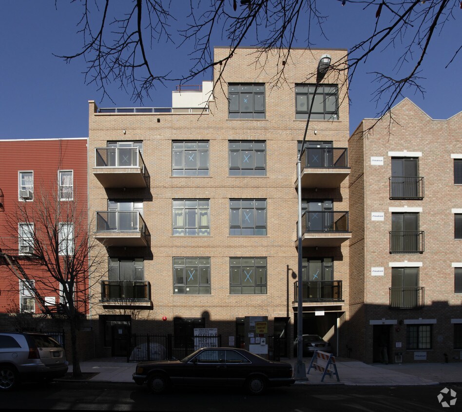 Building Photo - 199 Huron St
