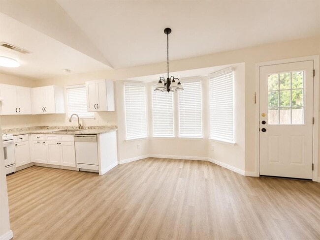 Foto del edificio - 501 Amaryllis Ave