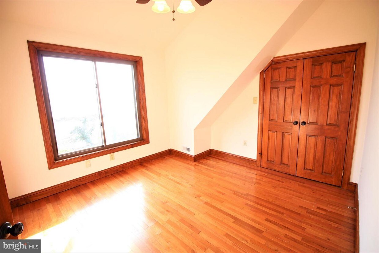 Primary Photo - 303 E Holly Oak Rd