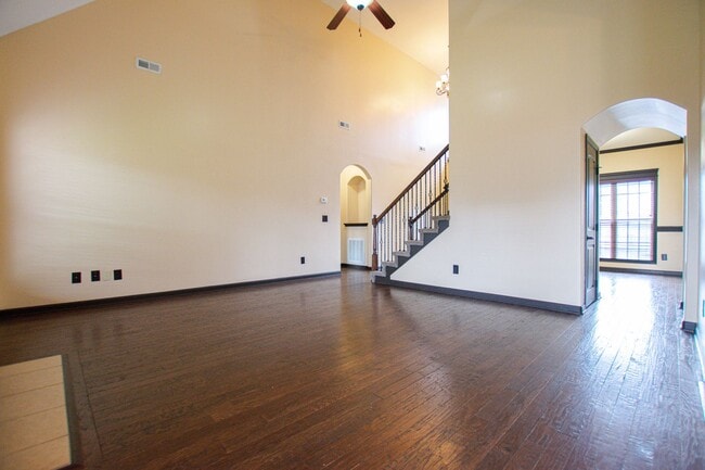Building Photo - Pet Friendly Three Bedroom with Bonus!