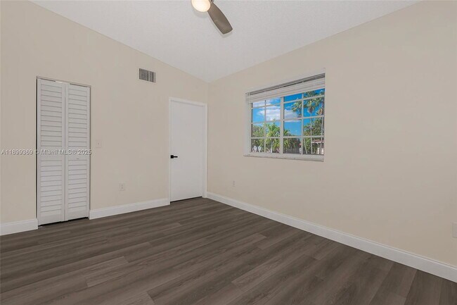 Building Photo - 3211 Sabal Palm Manor