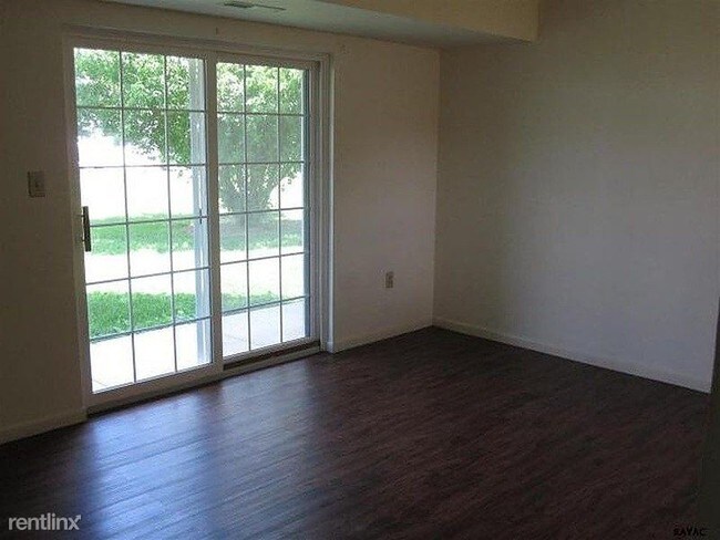 Building Photo - 3 br, 1.5 bath Condo - 1643 Long Drive