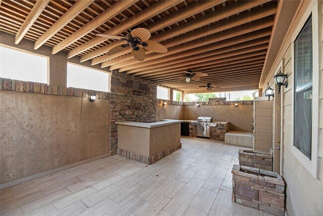 Building Photo - 2919 Royal Oaks Grove