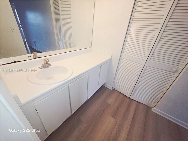 Building Photo - 20130 NE 3rd Ct