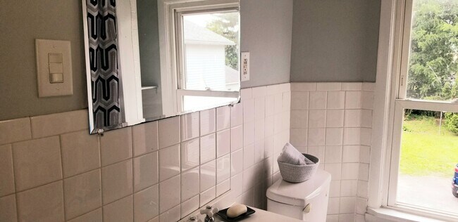 Decent bathroom - 21 Rose St