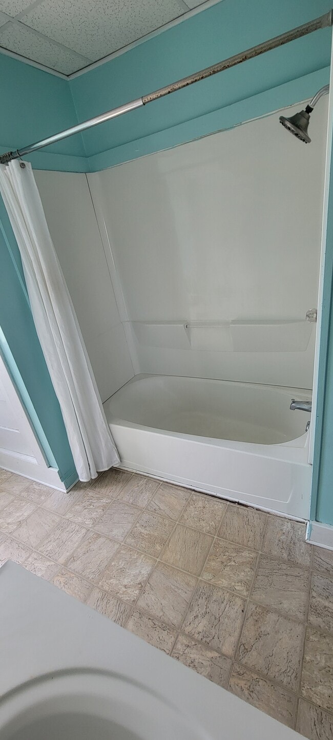 Large Bathroom - 60 S Vernon St