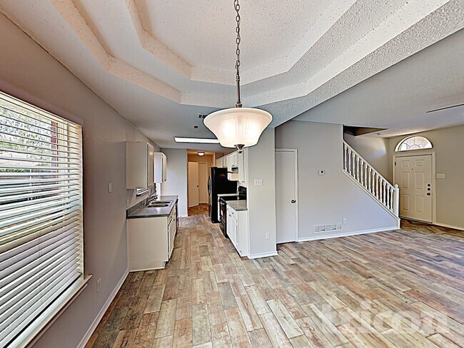 Building Photo - 1105 Parker Ct