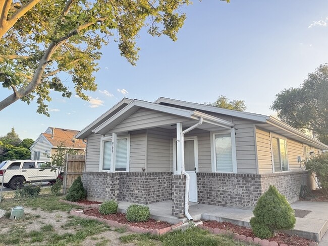 Photo - 966 Glendale St W House