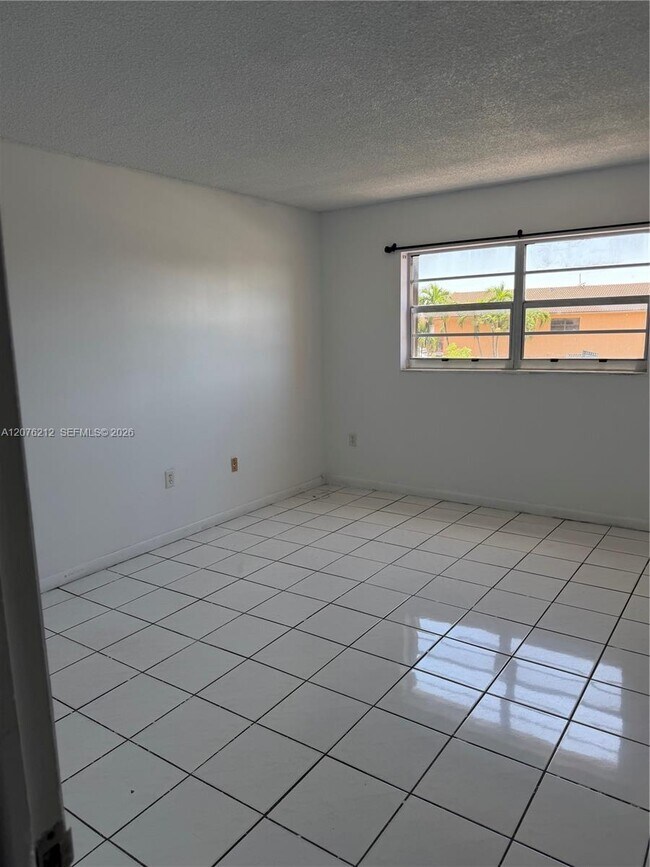Foto del edificio - 1855 W 60th St