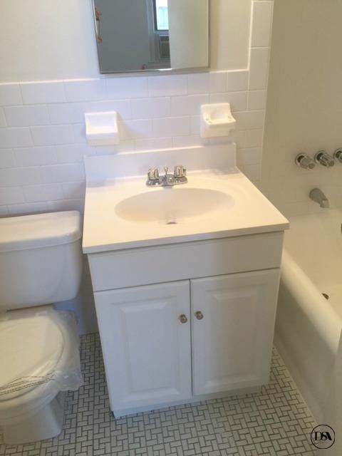 Building Photo - 215 W 83rd St