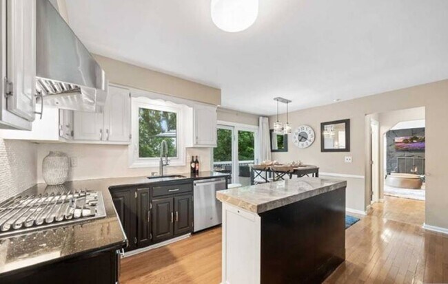 Building Photo - Stunning 4-bd, 2.5 bth property