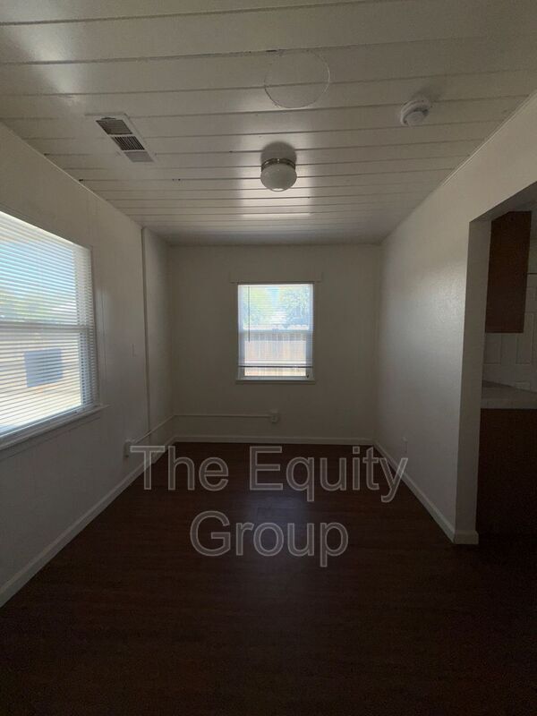Foto del edificio - 821 W Houston Ave