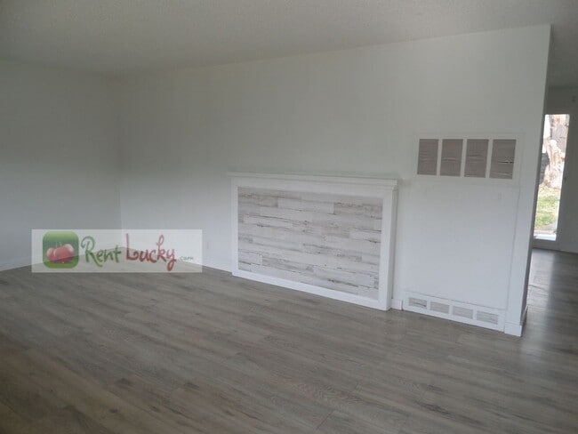 Foto del edificio - Super-Cute 2-Bedroom Home w/Attached Garage and Large Yard in Great Seattle Location!!