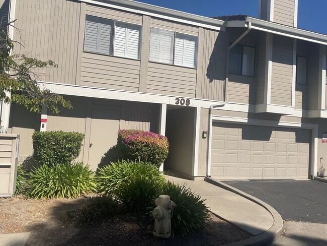 Building Photo - Charming 2 Bedroom 1.5 Bath Condo in Hercu...