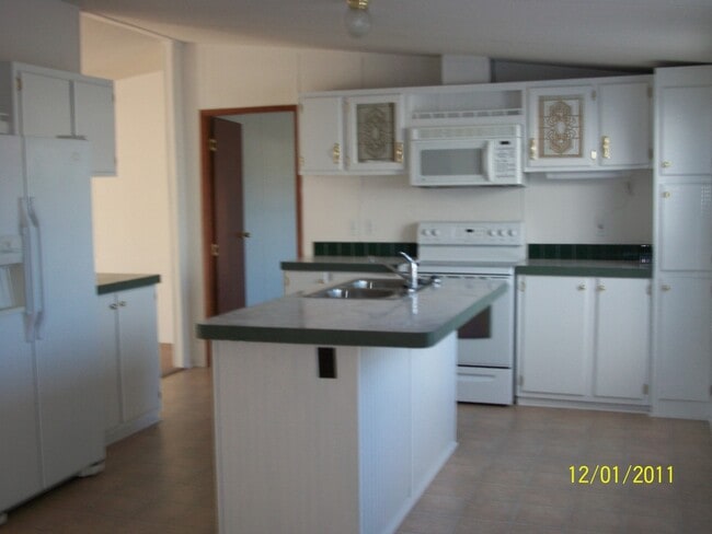 Building Photo - 3 bedroom, 2 bath, large bonus room, large covered porch, mobile home