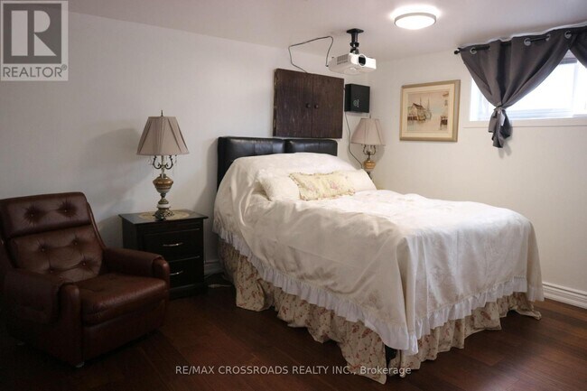 Building Photo - 11 Bankfield Dr