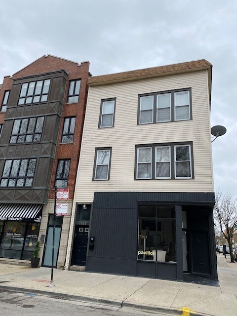 Building Photo - 1959 W Dickens Ave