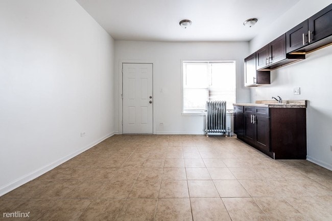 Building Photo - 2 br, 1 bath Apartment - 400 S Kilbourn Ave