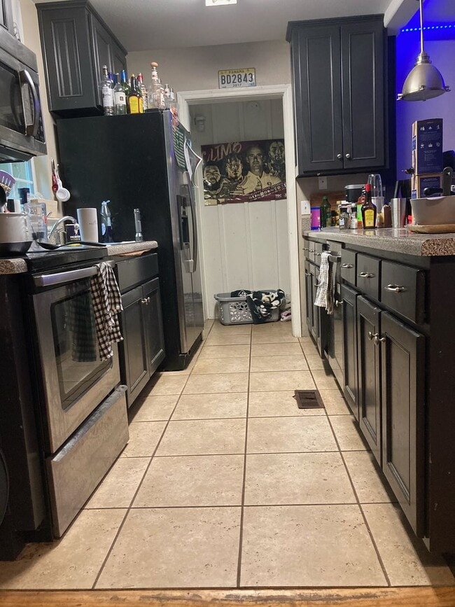 Building Photo - 4 bed 2 bath house, walk to stadium! Available August 2026!!