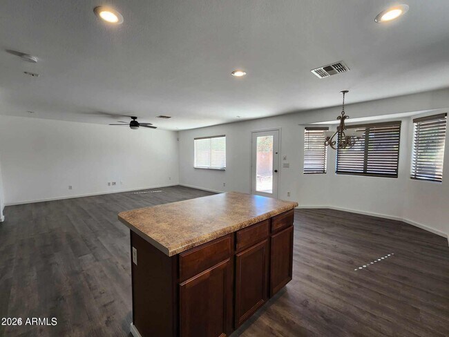 Foto del edificio - 42065 W Hillman Dr