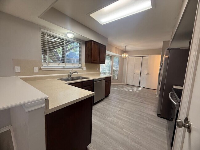 Foto del edificio - Spacious 2-Story Home with Modern Updates ...