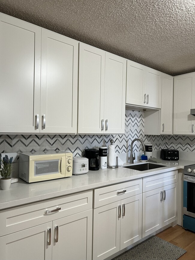 Building Photo - 2240 Kuhio Ave