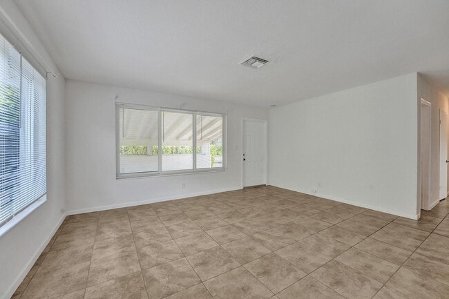 Building Photo - 4755 NE 5th Ave