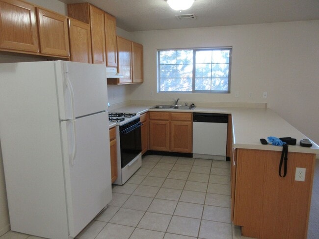 Building Photo - 2 Bedroom - 2 bath Apartment with Garage!