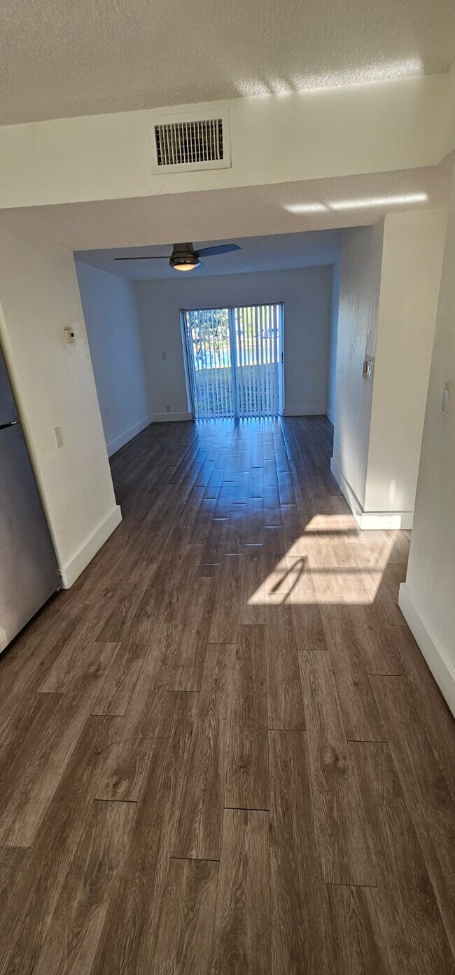 Foto del edificio - 422 Lakeside Dr