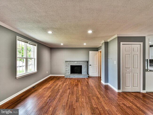Building Photo - 9303 Small Dr