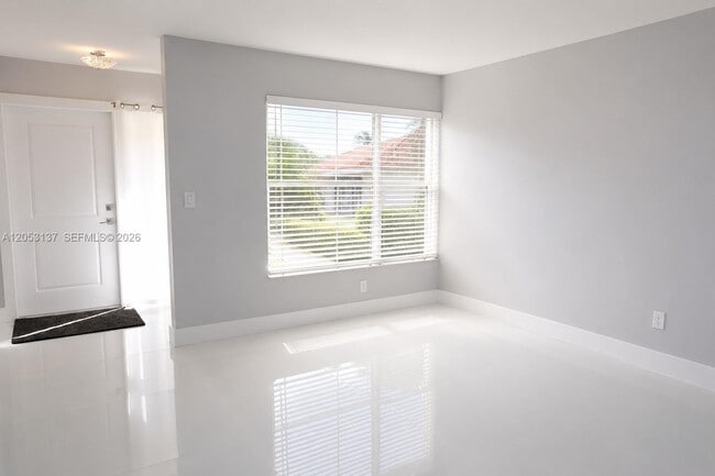 Building Photo - 1104 SW 118th Ct