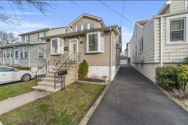 Building Photo - 838 Roosevelt Ave