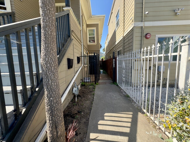 Building Photo - 827 30th St