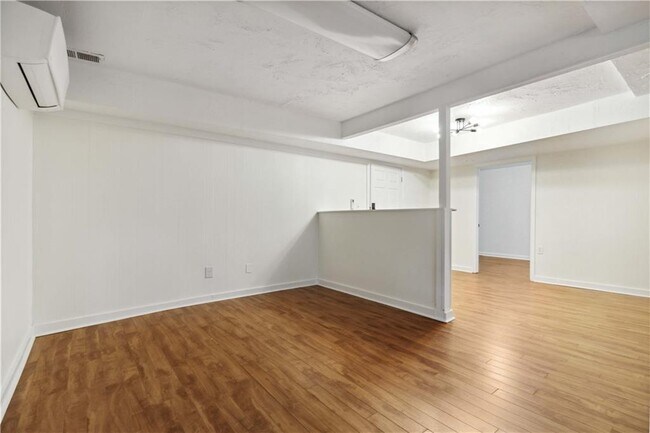 Building Photo - 721 Wedgewood Dr