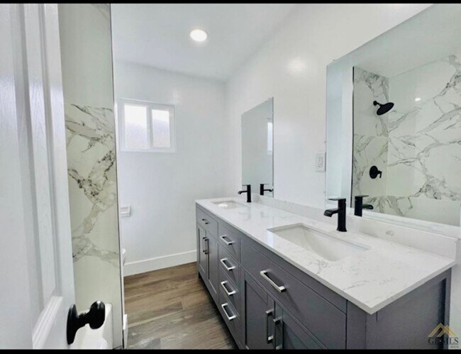 Building Photo - REMODELED 3 bed 2 bath in SW