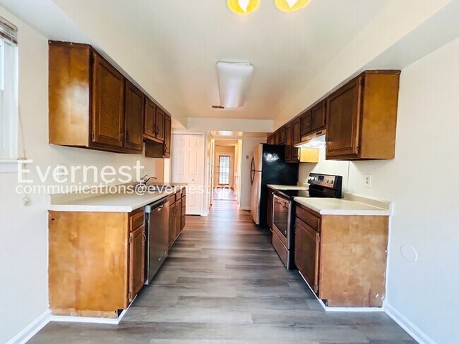 Foto del edificio - 3 Bed/2.5 Bath Townhome with Fenced Yard / Available Soon!